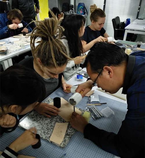李老师在指导荷兰朋友-手工雕刻技艺中之打边技巧。