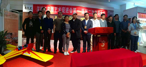 深圳市皮雕艺术促进会副会长李学军老师与理事会成员一起合影。