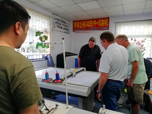 美国皮雕界前辈们参观深圳市培创铭训中心正在使用的电脑出格切割机。