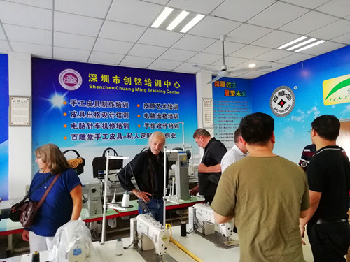 美国皮雕界前辈们参观深圳市创铭培训中心旗下针车公司各种缝制机器设备。
