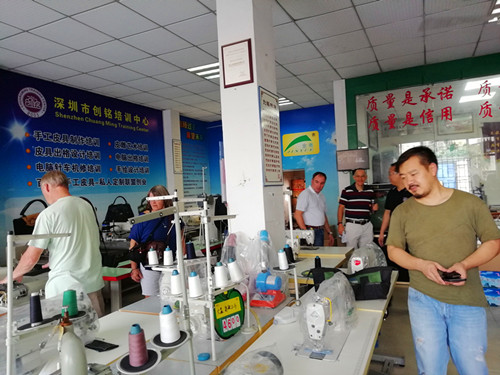 李学军老师与夫子老师陪同美国皮雕界前辈们参观深圳市培创铭训中心旗下针车公司各种缝纫机设备。