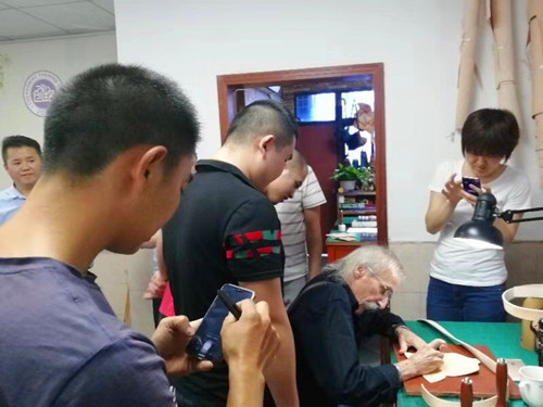 美国皮雕界泰斗罗伯特老师为深圳市创铭培训中心的手工皮雕学员雕刻签名留念。