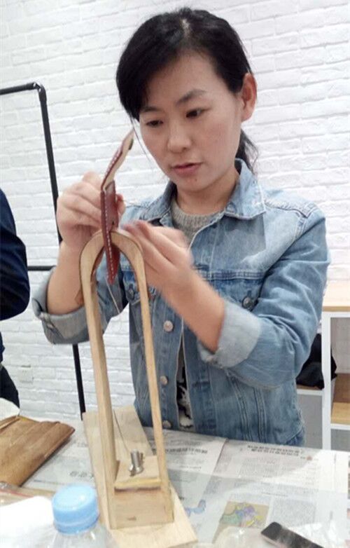 手工皮具体验活动-手工缝线